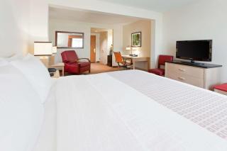 La Quinta by Wyndham Garden City - 9