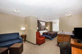 Super 8 by Wyndham Altoona - Altoona - 1