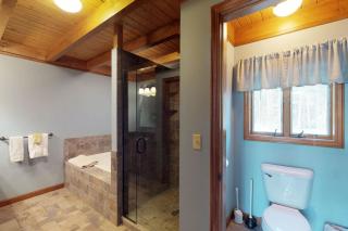 Lakeside Chalet - Greenville - 3