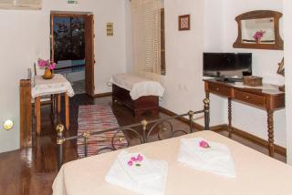 Villa Maria Traditional Home - Adamas - 6