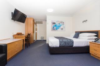 West End Motor Lodge - Orange - 5