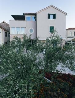 Superb main square residence - Betina - 9