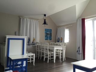 VACANCES A L OCEAN - GRAND T4 VUE MER GRAND BALCON tout confort - WIFI ET PARKING GRATUITS - MER PLAGE PISCINE à environ 25 m - Centre ville, tous commerces, marché, et port à 10 minutes à pied en longeant la mer - Le Guilvinec - 4