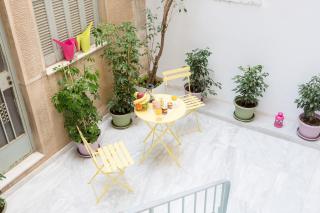Grandma's Chic & Bright Athenian home with a Patio - 2
