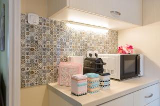 Grandma's Chic & Bright Athenian home with a Patio - 8