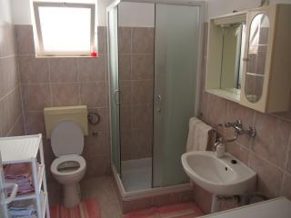 Beachfront Apartment Jelsa - 4