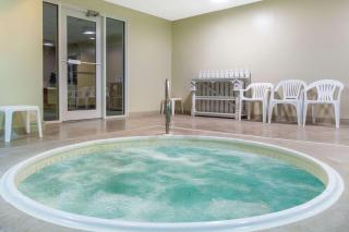 Super 8 by Wyndham Carthage - Carthage - 7