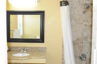 Oasis Inn and Suites - Santa Barbara - 1