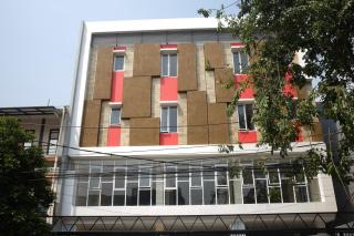 RedDoorz Plus near Mall Ciputra Jakarta - 9