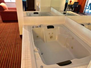 Econo Lodge Inn & Suites - 4