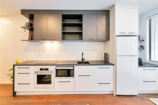 Chic Metro Apartment with Free Parking and Air-con - Auckland - 3