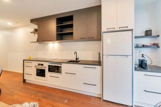 Chic Metro Apartment with Free Parking and Air-con - Auckland - 2