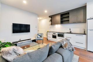 Chic Metro Apartment with Free Parking and Air-con - Auckland - 6
