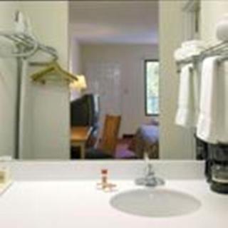 Super 8 by Wyndham Lavonia - 9