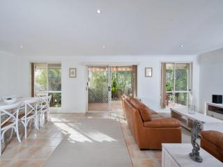 White Horses, 7B Achilles Street - 6