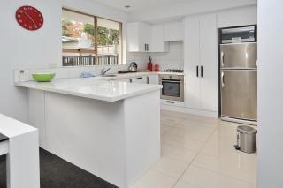 Relaxed 3BR Hideaway - Outdoor Living & Pets - Christchurch Holiday Homes - 4