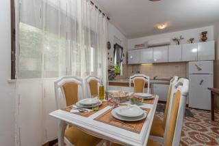 Unique Beachfront APT with Garden & Grill, near Trogir - Trogir - 5