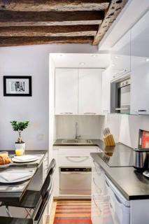 Historic Paris Apartment Steps from Notre Dame and Louvre - Limited Offer - París - 9