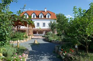 Babiččina Zahrada Penzion & Restaurant - Prŭhonice - 0