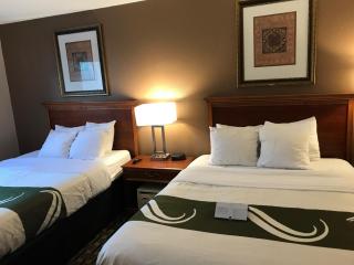 Quality Inn & Suites Detroit Metro Airport - Romulus - 8