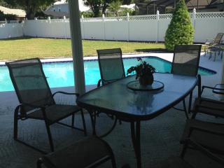 PRIVATE HOT TUB, POOL BBQ fenced retreat, a mile walk from beaches pet Friendly - Largo - 5
