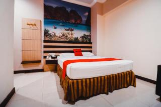 Reddoorz Plus near Makassar Town Square - Makassar - 0