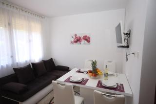 Two bedroom apartment, nice neighborhood, free parking, WiFi - 8