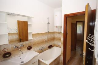 Two bedroom apartment, nice neighborhood, free parking, WiFi - 3