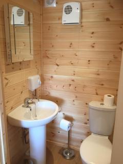 Romantic Getaway Luxury Wooden Cabin With Private Hot Tub and BBQ - Aberystwyth - 4