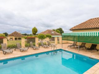 Modern holiday home with swimming pool - 0