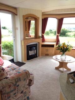 Adult only en-suite Glamping Hut with a Private Hot Tub, Fenced Garden, FirePit, BBQ and Dog Friendly! Located in a Peaceful setting with gorgeous countryside views on Anglesey, North Wales - Amlwch - 1