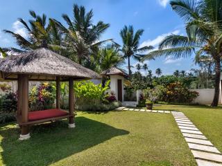 Villa Candi Kecil Tujuh by Villa Finder - Ubud - 9