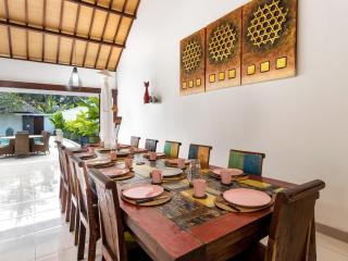 Villa Candi Kecil Tujuh by Villa Finder - Ubud - 6