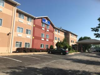 Americas Best Value Inn and Suites Saint Charles - 8