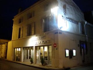 Hôtel Restaurant de la Place - Saint-Jean-dʼAngély - 2