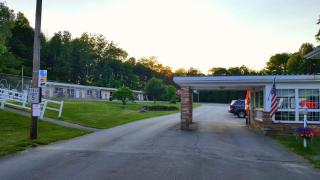 Stucco Lodge - Bangor - 4