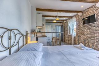 Charming Studio Apartment - 4