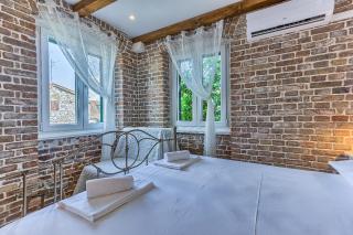 Charming Studio Apartment - 3