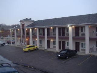 Townhouse Inn & Suites Omaha - Omaha - 8