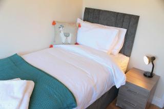 Durham 3 Bedroom House With Parking - 1