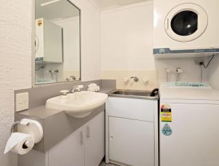 Parkwood 6 - 2BR Split Lvl Apartment l Spa Bath l BBQ l Central Location - Jindabyne - 1