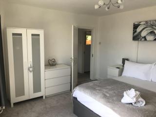 Hereford - Raven House - 4 Bedroom House Located West Of City, Sleeps 7 - Perfect For Contractors Or a Base For Exploring - Hosted By RENTMYHOUSE - 0
