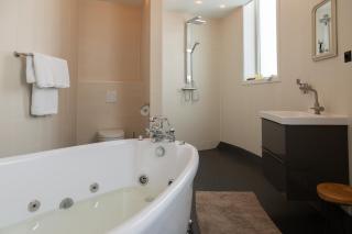 Watertorenhotel Nes - 1