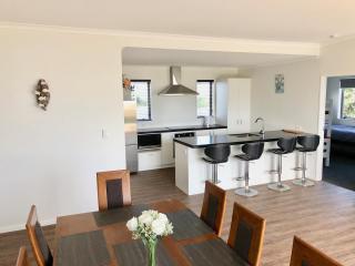 Otaki Beachfront Getaway - Otaki Beach - 6