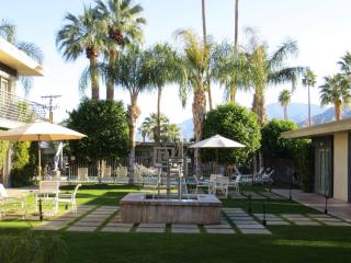 7 Springs Inn & Suites - Palm Springs - 3