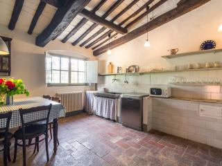 Belvilla by OYO Plush Farmhouse with Swimming Pool - Carmignano - 2