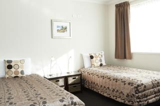 Admiral Court Motel & Apartments - 2