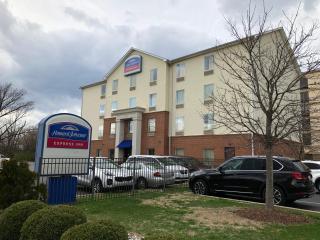 Howard Johnson by Wyndham Airport - Louisville - 9
