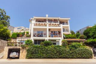 Mika's Seaview Apartments - 7