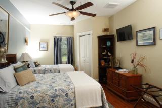 Seven Oaks Bed & Breakfast - High Point - 3